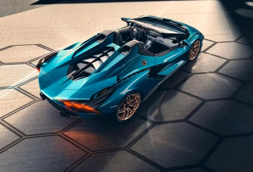 Hãng siêu xe Lamborghini đã thiết kế lại nắp động cơ thấp hơn, đi cùng hai trụ chống lật hai bên nhô cao, vòm qua đầu hành khách để bảo vệ họ. Hai bên hông, phía sau ghế ngồi cũng được thiết kế lại, kết hợp với kính cửa sổ cắt chéo mới giúp hành khách có thể tận hưởng cảm giác thích thú mà xe mang lại nhưng không bị gián đoạn bởi gió bên ngoài.