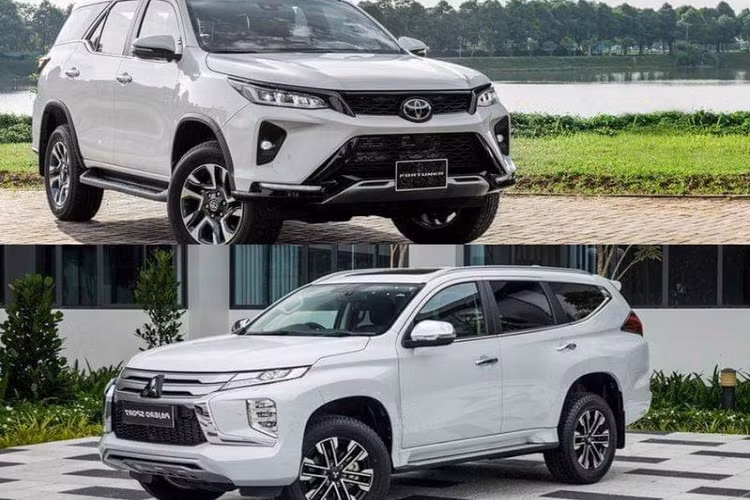Xét về tầm giá và trang bị, Mitsubishi Pajero Sport 4x4 AT 2020 và Toyota Fortuner 2.8 4x4 AT là hai phiên bản "ngang tài ngang sức" nhất. Trong đó, Pajero Sport 4x4 AT có giá 1,345 tỷ đồng, còn chiếc SUV của Toyota có giá 1,388 tỷ đồng (riêng bản màu ngọc trai giá 1,396 tỷ đồng).