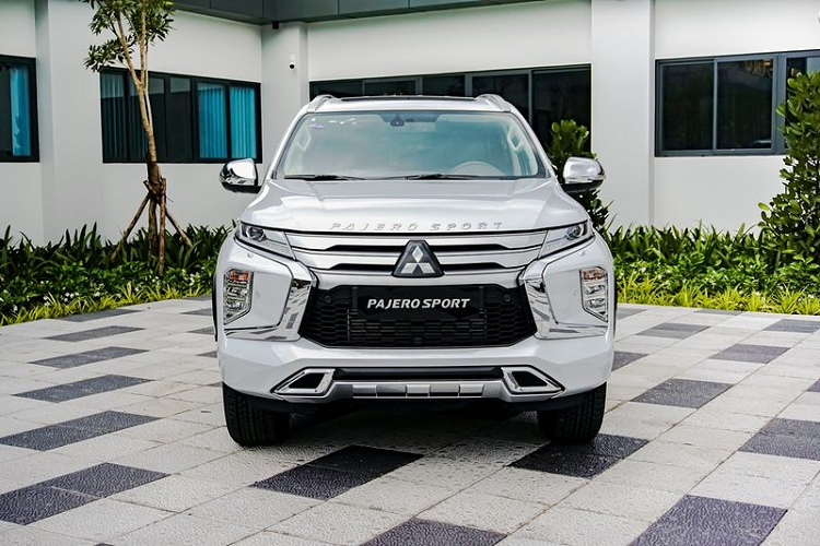Một trong số đó là hệ dẫn động 4 bánh đặc biệt của Mitsubishi Motors, Super Select 4WD-II mang đến sự thoải mái và tự tin cho người lái khi bạn cần, cho phép chiếc xe thích nghi với từng loại bề mặt. Super Select 4WD-II có 4 chế độ gài cầu để người lái tùy chọn, mỗi cài đặt sẽ phù hợp với điều kiện lái xe riêng biệt.