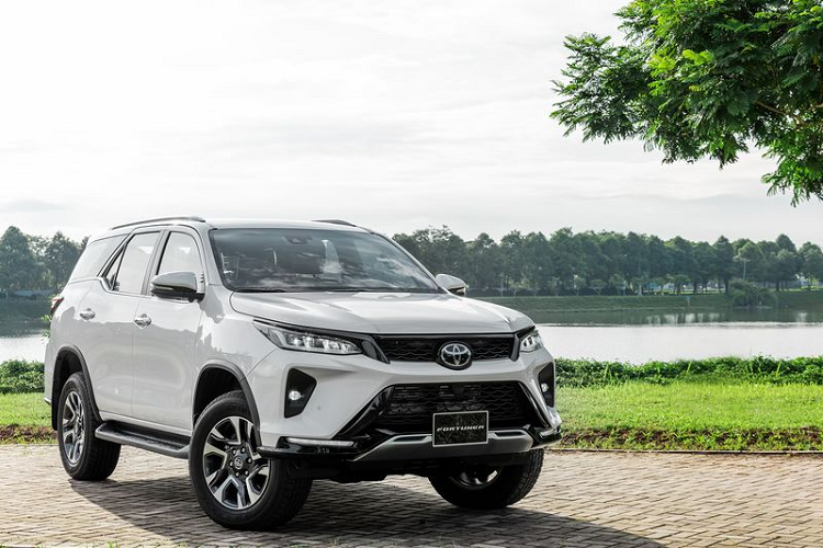 Toyota Fortuner 2.8 4x4 AT được lắp ráp ngay trong nước, xe sử dụng động cơ 2.8L 4 xi-lanh, cho công suất 201 mã lực và mô-men xoắn cực đại 500 Nm, tốc độ tối đa là 180 km/h, kết hợp với số tự động 6 cấp và hệ dẫn động 2 cầu bán thời gian, gài cầu điện tử.