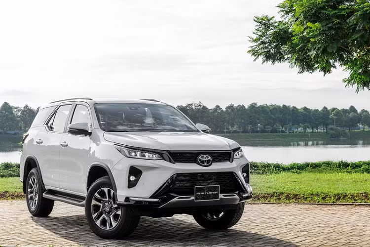 Toyota Fortuner 2.8 4x4 AT được lắp ráp ngay trong nước, xe sử dụng động cơ 2.8L 4 xi-lanh, cho công suất 201 mã lực và mô-men xoắn cực đại 500 Nm, tốc độ tối đa là 180 km/h, kết hợp với số tự động 6 cấp và hệ dẫn động 2 cầu bán thời gian, gài cầu điện tử.