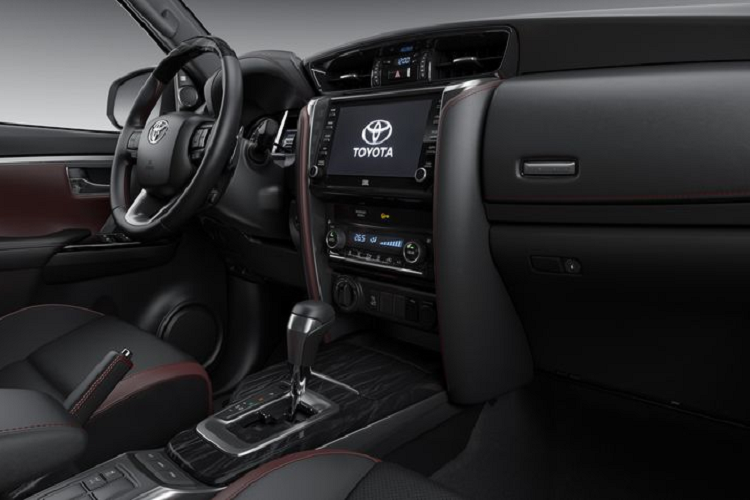 Toyota Fortuner 2020 tự hào với một loạt tính năng an toàn bị động và chủ động khác như Hệ thống chống bó cứng phanh (ABS), Hệ thống hỗ trợ lực phanh khẩn cấp (BA), Hệ thống phân phối lực phanh điện tử (EBD), Hệ thống kiểm soát lực kéo (TRC), Hỗ trợ khởi hành ngang dốc (HAC) và Hệ thống hỗ trợ đổ đèo (DAC), 7 túi khí, cảm biến hỗ trợ đỗ xe… Mẫu xe đã đạt tiêu chuẩn an toàn 5 sao ASEAN NCAP.