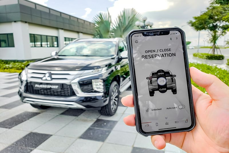 Cả hai mẫu xe đều được trang bị mâm xe 18 inch, nhưng nhờ có khoảng sáng gầm xe lớn đạt 279 mm, Fortuner có được khả năng lội nước tốt hơn so với Pajero Sport (gầm xe cao 218 mm). Bù lại, Pajero Sport có bán kính quay vòng tối thiểu 5,6m, nhỏ nhất trong phân khúc, đây cũng là một điểm cộng đáng kể, bán kính quay vòng nhỏ giúp xe linh hoạt hơn khi di chuyển trong nội thành chật hẹp.