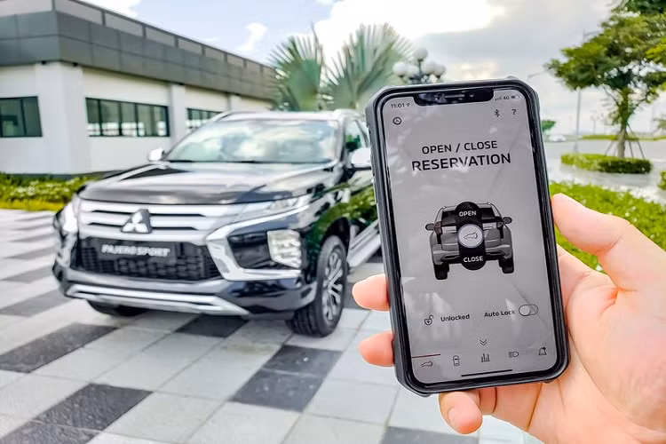 Cả hai mẫu xe đều được trang bị mâm xe 18 inch, nhưng nhờ có khoảng sáng gầm xe lớn đạt 279 mm, Fortuner có được khả năng lội nước tốt hơn so với Pajero Sport (gầm xe cao 218 mm). Bù lại, Pajero Sport có bán kính quay vòng tối thiểu 5,6m, nhỏ nhất trong phân khúc, đây cũng là một điểm cộng đáng kể, bán kính quay vòng nhỏ giúp xe linh hoạt hơn khi di chuyển trong nội thành chật hẹp.