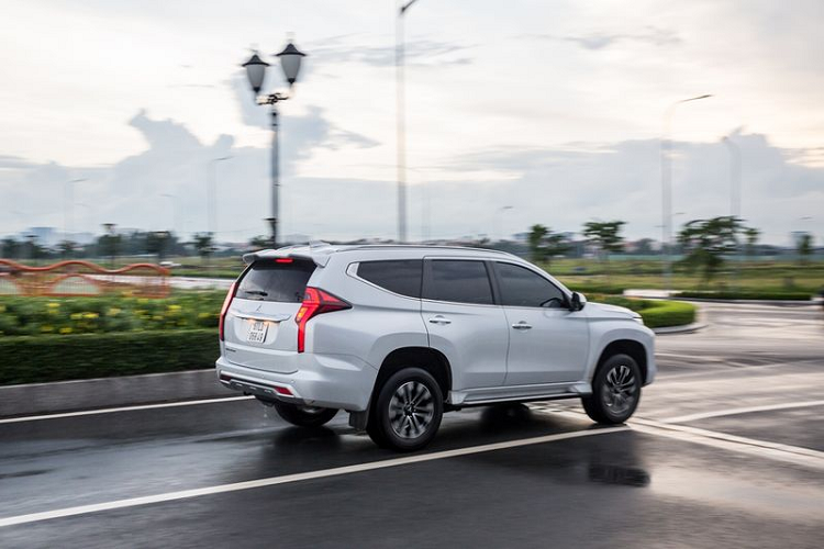 Fortuner mới sở hữu hàng loạt các trang bị tiện nghi nổi bật như Màn hình giải trí 8 inch kết nối Apple Carplay và Android Auto, chế độ đàm thoại rảnh tay, hệ thống định vị Navigation, hệ thống 11 loa JBL hàng đầu phân khúc, mở cốp rảnh tay, hộc để đồ, cổng USB tiện dụng cho mọi vị trí ngồi, điều hòa tự động hai dàn lạnh với cửa gió cho mọi hàng ghế, ghế lái và ghế hành khách chỉnh điện 8 hướng, hàng ghế sau gập chỉ với 1 chạm...