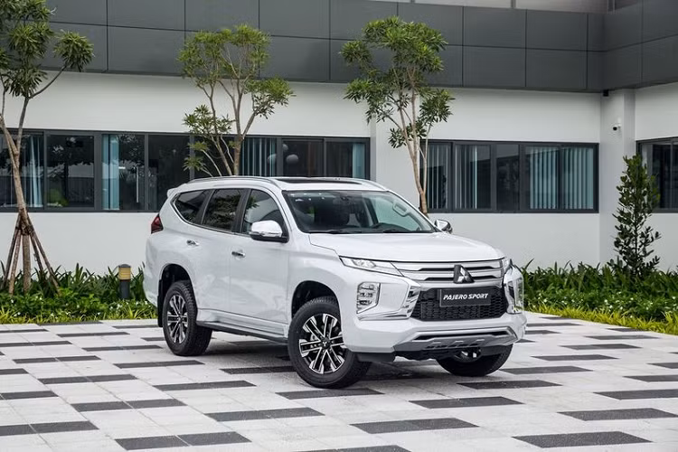 Sau giá bán, điều đầu tiên mà thị trường SUV 7 chỗ quan tâm rõ ràng là kích thước cũng như không gian nội thất. Pajero Sport mới đậm chất SUV việt dã và mạnh mẽ với kích thước tổng thể là 4.825 x 1.815 x 1.835 mm. Chiều dài cơ sở lên tới 2.800 mm mang đến một không gian rộng rãi cho cả 3 hàng ghế.