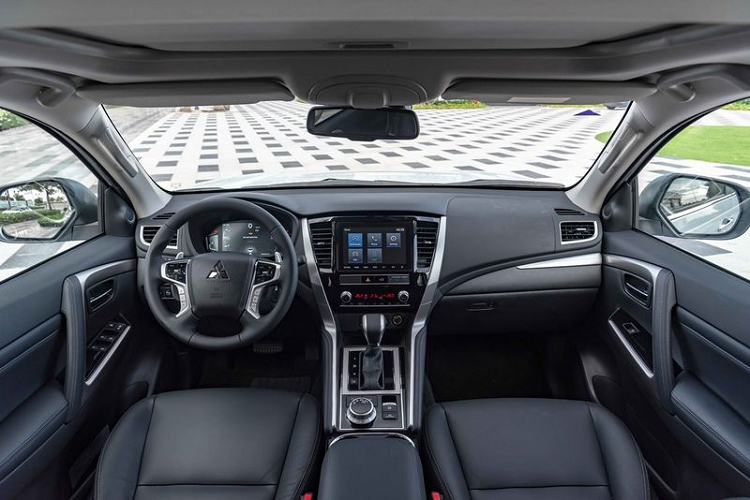 Mitsubishi Pajero Sport 2020 cũng không hề chịu thua khi sở hữu gói an toàn thông minh và cao cấp MITSUBISHI e-Assist bao gồm Hệ thống cảnh báo và giảm thiểu va chạm phía trước, Hệ thống cảnh báo điểm mù, Hệ thống cảnh báo phương tiện cắt ngang khi lùi xe, Hệ thống chống tăng tốc ngoài ý muốn, Hệ thống ga tự động thích ứng, Hệ thống kiểm soát chân ga khi đang phanh gấp, Tính năng hỗ trợ xuống dốc HDC cùng hệ thống khởi hành ngang dốc HSA, 7 túi khí, cảm biến hỗ trợ đỗ xe…Xe cũng đạt tiêu chuẩn an toàn 5 sao ASEAN NCAP.