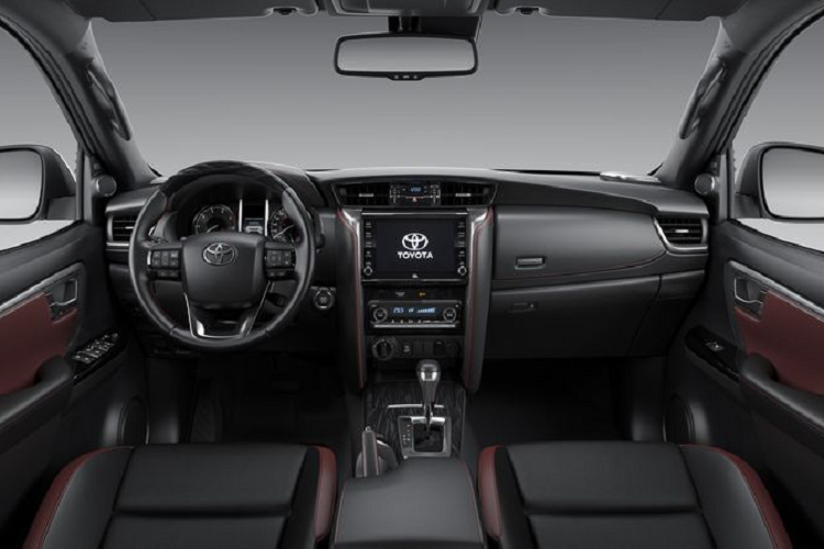 Đối thủ của Fortuner cũng sẽ có chế độ điều khiển xe từ xa thông qua Mitsubishi app. Ứng dụng giúp người dùng có thể tìm vị trí xe trong bãi đậu xe, mở cốp xe từ xa một cách dễ dàng hay đặt trạng thái chờ mở cốp giúp việc mở cốp thuận tiện đến mức không cần thao tác đá chân, ngoài ra ứng dụng còn có thể hiển thị các thông tin tiết kiệm nhiên liệu, lượng nhiên liệu và nhắc nhở trạng thái của xe: người lái quên khóa cửa xe hay kính cửa sổ chưa được đóng kín.