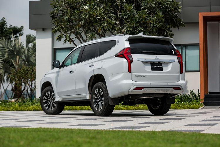 Pajero Sport 2020 cũng có tính năng đá chân để mở cốp nhưng với hai cảm biến thay vì chỉ 1 cảm biến như các đối thủ. Ngoài ra, người dùng còn có thể mở cốp qua ứng dụng trên điện thoại cùng nhiều trang bị hiện đại, cao cấp khác như ghế lái và ghế hành khách phía trước điều chỉnh điện 8 hướng, đồng hồ kỹ thuật số LCD 8 inch, màn hình giải trí 8 inch hỗ trợ cả Apple Carplay và Android Auto, điều hòa tự động 2 vùng độc lập, với 2 giàn lạnh tích hợp cửa gió điều hòa cho hàng ghế thứ hai và hàng ghế thứ ba, camera toàn cảnh 360...