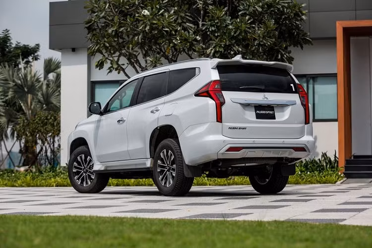 Pajero Sport 2020 cũng có tính năng đá chân để mở cốp nhưng với hai cảm biến thay vì chỉ 1 cảm biến như các đối thủ. Ngoài ra, người dùng còn có thể mở cốp qua ứng dụng trên điện thoại cùng nhiều trang bị hiện đại, cao cấp khác như ghế lái và ghế hành khách phía trước điều chỉnh điện 8 hướng, đồng hồ kỹ thuật số LCD 8 inch, màn hình giải trí 8 inch hỗ trợ cả Apple Carplay và Android Auto, điều hòa tự động 2 vùng độc lập, với 2 giàn lạnh tích hợp cửa gió điều hòa cho hàng ghế thứ hai và hàng ghế thứ ba, camera toàn cảnh 360...