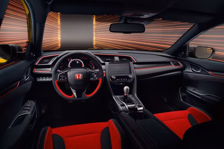 Bên trong, nội thất xe thể thao Honda Civic nổi bật với bộ ghế thể thao màu đỏ, vô-lăng được bọc da Alcantara cao cấp và cần số thiết kế mới. Trên bảng điều khiển có gắn bảng tên đánh số thứ tự xuất xưởng.