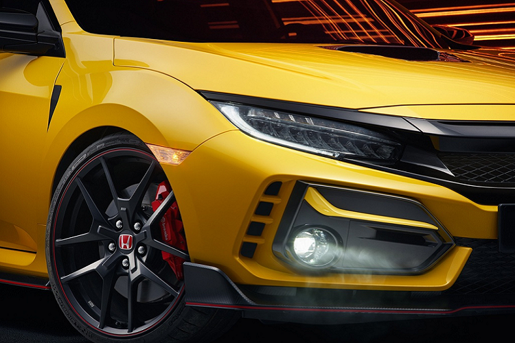 So với bản tiêu chuẩn, Civic Type R Limited Edition nhẹ cân hơn 20,9 kg nhờ sử dụng bộ mâm nhôm BBS 20 inch trọng lượng nhẹ và loại bỏ ống dẫn nhiệt phía sau. Ngoài ra, các chi tiết như cần gạt mưa sau, ốp mui xe, hệ thống thông tin giải trí cũng đều được lược giản. Các tấm lót cách âm ở trần xe, khoang hành lý và bảng điều khiển cũng không còn nữa.