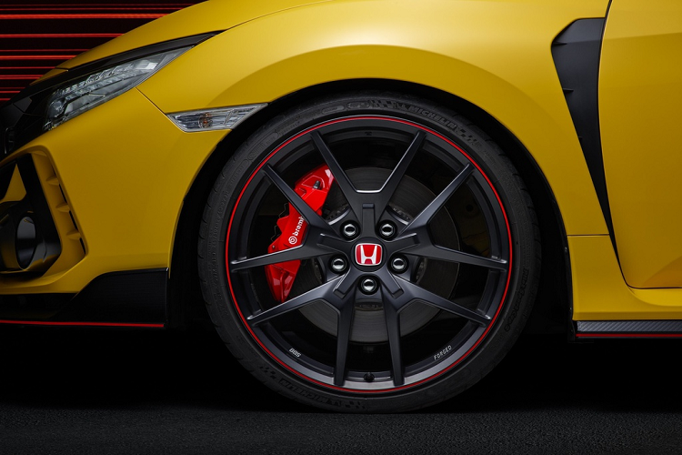 Sức mạnh của Civic Type R Limited Edition tới từ động cơ VTEC 4 xi-lanh 2.0L, cho công suất 306 mã lực và mô-men xoắn 400 Nm. Xe dùng hộp số sàn 6 cấp và có trang bị bộ vi sai chống trượt.