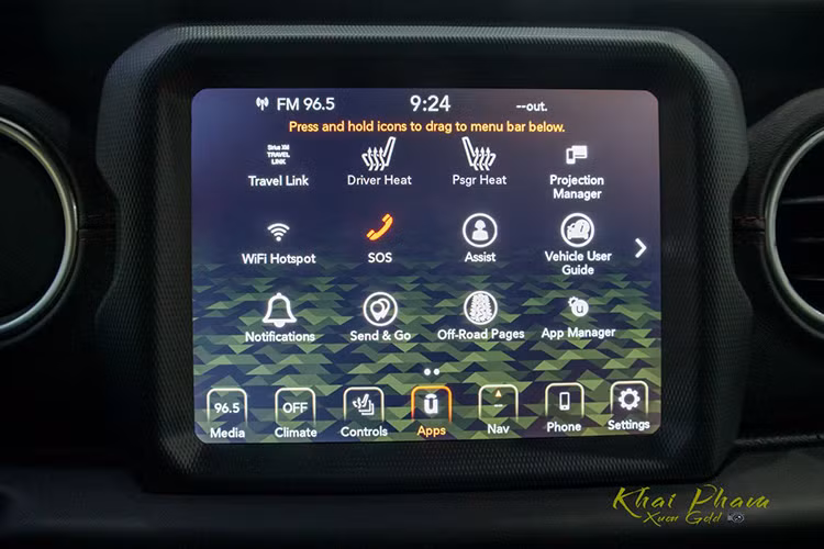 Jeep Gladiator Rubicon 2020 được trang bị hệ thống màn hình cảm ứng với kích thước 8,4 inch có khả năng hỗ trợ kết nối Apple CarPlay và Android Auto qua điện thoại thông minh, cùng với đó là những kết nối cơ bản như USB/AUX/Bluetooth... Những tiện nghi khác như: Cửa sổ trời phong cách đặc trưng, cần số và cần gài cầu, nút bấm khởi động, điều hoà tự động, cửa gió điều hoà phía sau...