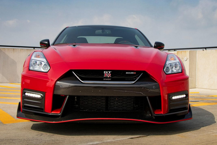 Những chiếc siêu xe Nissan GT-R sử dụng động cơ V6 mạnh mẽ đi cùng khả năng vận hành ấn tượng. Ngoài ra, điểm khiến chiếc xe này được lòng các dân chơi trên khắp thế giới là việc dễ độ với công suất sau quá trình này có thể lên đến hàng ngàn mã lực.