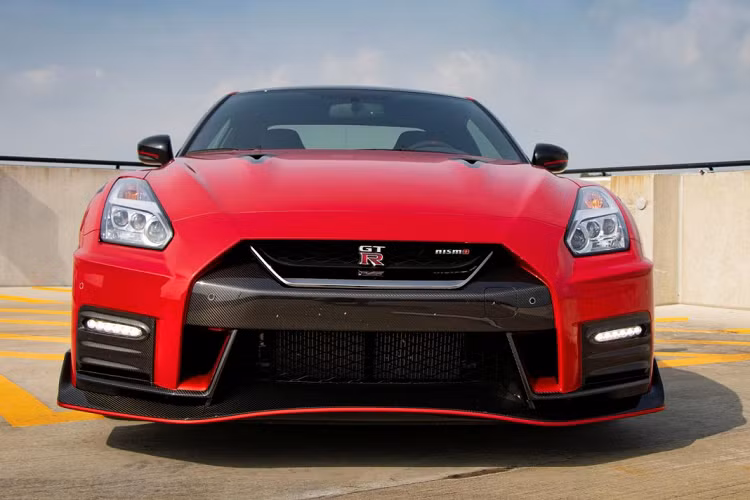 Những chiếc siêu xe Nissan GT-R sử dụng động cơ V6 mạnh mẽ đi cùng khả năng vận hành ấn tượng. Ngoài ra, điểm khiến chiếc xe này được lòng các dân chơi trên khắp thế giới là việc dễ độ với công suất sau quá trình này có thể lên đến hàng ngàn mã lực.