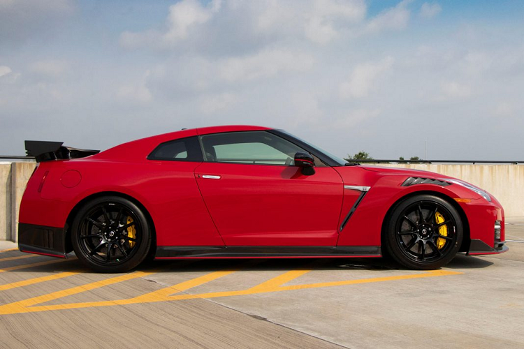 Tuy nhiên, GT-R Nismo lại không được trang bị hệ thống giám sát đường đua tích hợp như trên nhiều mẫu xe khác.