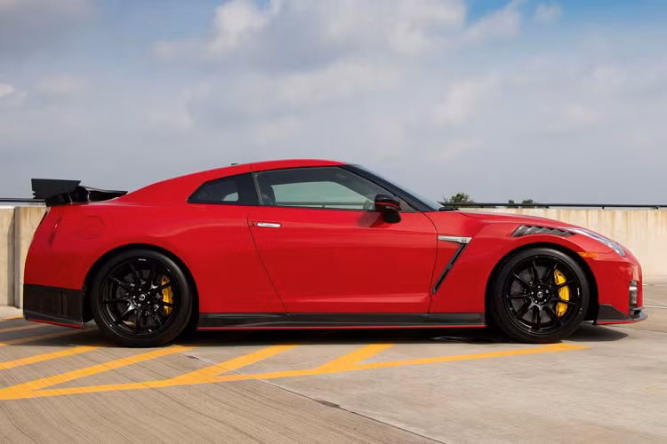 Tuy nhiên, GT-R Nismo lại không được trang bị hệ thống giám sát đường đua tích hợp như trên nhiều mẫu xe khác.