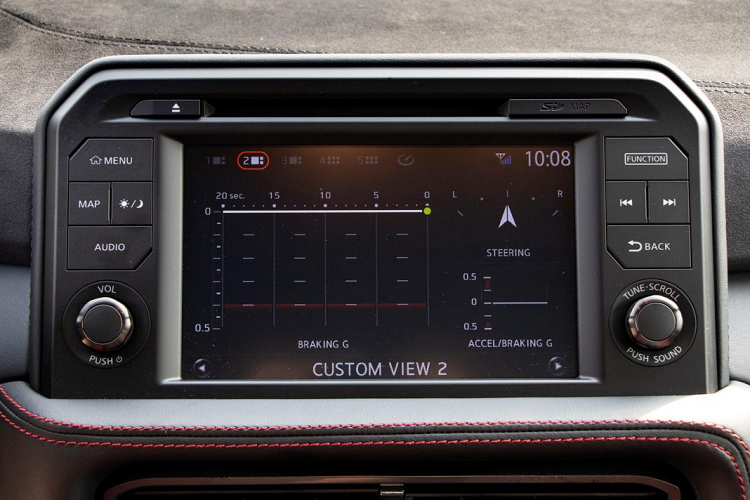 Màn hình này có thể được điều chỉnh để thể hiện nhiều thông số khác nhau của xe, bao gồm cả hiển thị tính giờ vòng đua.