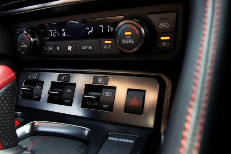 Năm nay, giá xe Nissan GT-R Nismo 2020 mới sẽ bán ra 212.435 USD (tương đương hơn 4,6 tỷ đồng), tức ngang với Lamborghini Huracan, Audi R8 V10 Plus và McLaren 570S trên thị trường, giá bán này cũng cao hơn 100.000 USD so với những chiếc GT-R Premium. Vậy, điều gì đã khiến chiếc xe có giá đến như vậy và liệu những điểm khác biệt đó có đáng để bỏ ra thêm số tiền 100.000 USD để sở hữu?