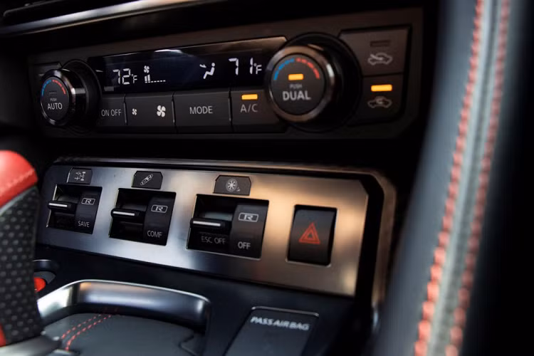 Năm nay, giá xe Nissan GT-R Nismo 2020 mới sẽ bán ra 212.435 USD (tương đương hơn 4,6 tỷ đồng), tức ngang với Lamborghini Huracan, Audi R8 V10 Plus và McLaren 570S trên thị trường, giá bán này cũng cao hơn 100.000 USD so với những chiếc GT-R Premium. Vậy, điều gì đã khiến chiếc xe có giá đến như vậy và liệu những điểm khác biệt đó có đáng để bỏ ra thêm số tiền 100.000 USD để sở hữu?