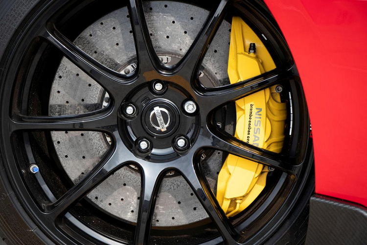 Ở ngoại thất, Nissan GT-R Nismo 2020 mới sẽ có thiết kế khác biệt so với GT-R Premium. Cản xe mới được làm rộng với líp ốp, cản sau lớn hơn cùng đó là cánh gió cỡ lớn sẽ giúp phân biệt chiếc xe này. Ngoài ra, xe cũng được sử dụng nhiều trang bị được làm hoàn toàn bằng sợi carbon như cản trước, cản sau, cánh gió, ốp hông, hốc gió,…