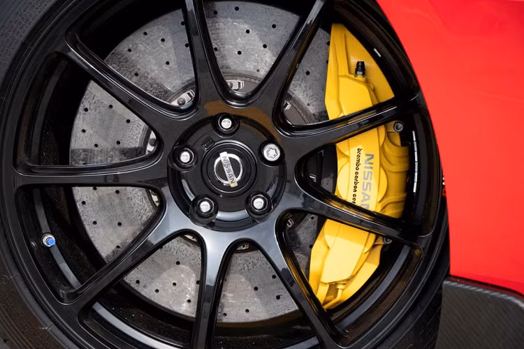 Ở ngoại thất, Nissan GT-R Nismo 2020 mới sẽ có thiết kế khác biệt so với GT-R Premium. Cản xe mới được làm rộng với líp ốp, cản sau lớn hơn cùng đó là cánh gió cỡ lớn sẽ giúp phân biệt chiếc xe này. Ngoài ra, xe cũng được sử dụng nhiều trang bị được làm hoàn toàn bằng sợi carbon như cản trước, cản sau, cánh gió, ốp hông, hốc gió,…