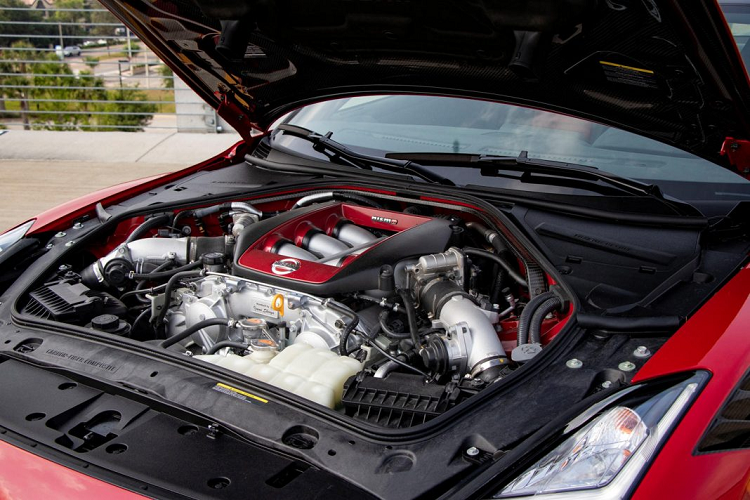 Khối động cơ VR38DETT đóng góp một phần không nhỏ trong việc tạo ra khả năng vận hành ấn tượng của xe. Trên biến thể 2020, khối động cơ này được sử dụng chung thiết kế với động cơ của GT-R GT3, có dung tích 3,8 lít đi cùng bộ tăng áp kép.