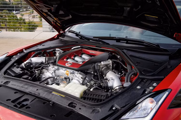 Khối động cơ VR38DETT đóng góp một phần không nhỏ trong việc tạo ra khả năng vận hành ấn tượng của xe. Trên biến thể 2020, khối động cơ này được sử dụng chung thiết kế với động cơ của GT-R GT3, có dung tích 3,8 lít đi cùng bộ tăng áp kép.