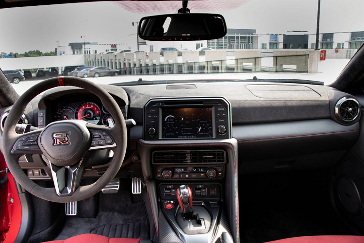 Bên trong, Nissan cũng tạo ra một số thay đổi để khiến chiếc xe khác biệt so với bản tiêu chuẩn. Trên phiên bản này, xe sẽ được trang bị ghế thể thao của Recaro, nội thất được tạo điểm nhấn bằng các chi tiết màu đỏ như vạch đồng hồ tua máy, viền nội thất, cần số cũng như phần lưng ghế. Da lộn Alcantara cũng được sử dụng một cách rộng rãi ở khắp nội thất.