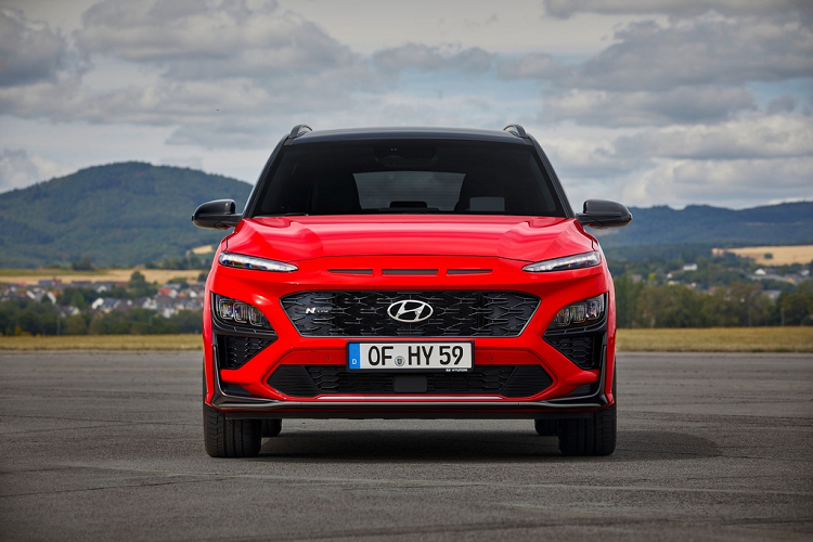 Hyundai Kona N Line mới là phiên bản cao nhất của dòng SUV đô thị này. So với Kona tiêu chuẩn, Kona N Line có cản trước mới, 3 khe hút gió phía trên lưới tản nhiệt, cánh lướt gió khí động học ở cản trước, ốp vòm bánh xe cùng màu ngoại thất, mâm 18 inch và cản sau màu đen tích hợp khe khuếch tán N.
