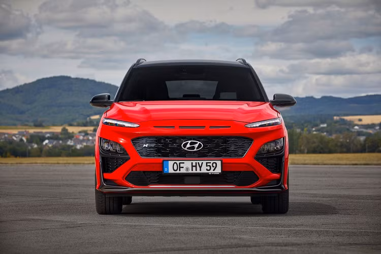 Hyundai Kona N Line mới là phiên bản cao nhất của dòng SUV đô thị này. So với Kona tiêu chuẩn, Kona N Line có cản trước mới, 3 khe hút gió phía trên lưới tản nhiệt, cánh lướt gió khí động học ở cản trước, ốp vòm bánh xe cùng màu ngoại thất, mâm 18 inch và cản sau màu đen tích hợp khe khuếch tán N.