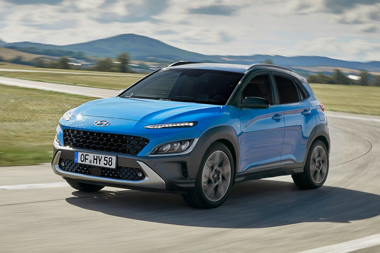 Ở phía trước, hệ thống đèn ban ngày LED được thiết kế lại, cản trước được đặt thấp hơn, ốp gầm cứng cáp hơn và lưới tản nhiệt được thay đổi vân bên trong. Tại một số thị trường, hệ thống đèn chiếu sáng chính của Kona cũng được nâng cấp.