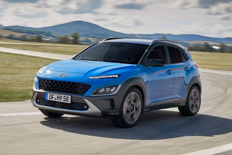 Ở phía trước, hệ thống đèn ban ngày LED được thiết kế lại, cản trước được đặt thấp hơn, ốp gầm cứng cáp hơn và lưới tản nhiệt được thay đổi vân bên trong. Tại một số thị trường, hệ thống đèn chiếu sáng chính của Kona cũng được nâng cấp.