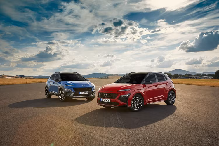 Sáng nay, hãng xe Hàn Quốc đã chính thức ra mắt mẫu Hyundai Kona 2021 mới. Ở đời xe 2021, hãng xe Hàn Quốc giới thiệu thêm phiên bản thể thao Kona N Line. Tổng thể, Kona 2021 vẫn giữ kiểu dáng của đời trước. Những thay đổi của mẫu SUV này đến từ những chi tiết nhỏ.