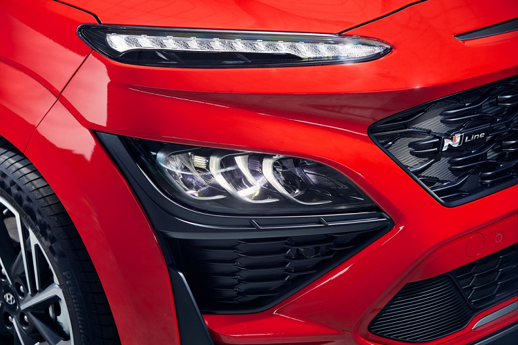 Hệ thống đèn hậu của mẫu xe crossover Hyundai Kona 2021 cũng được thay đổi với đồ họa mới. Cản sau được làm hầm hố hơn. Kona facelift sẽ đi kèm các kích cỡ mâm 16-18 inch.