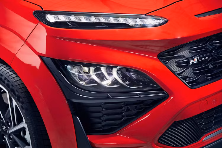 Hệ thống đèn hậu của mẫu xe crossover Hyundai Kona 2021 cũng được thay đổi với đồ họa mới. Cản sau được làm hầm hố hơn. Kona facelift sẽ đi kèm các kích cỡ mâm 16-18 inch.