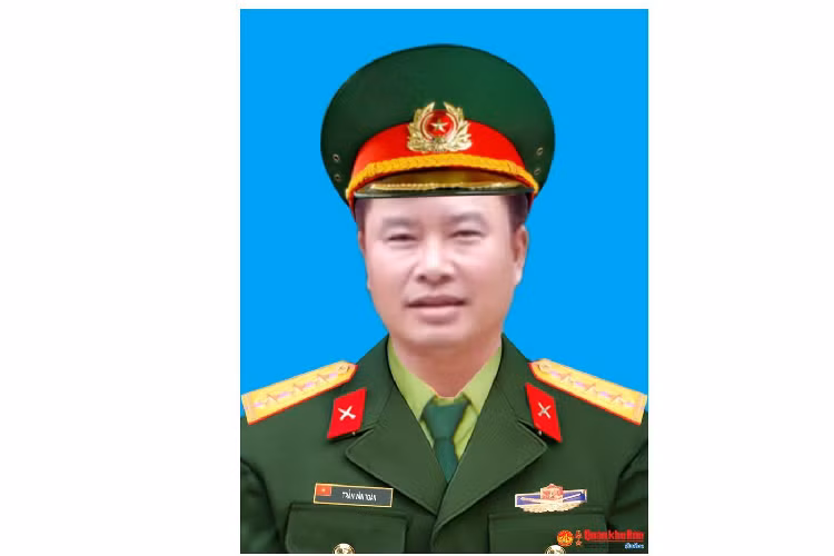 Thượng úy quân nhân chuyên nghiệp, liệt sĩ Trần Văn Toàn (SN 1983), Lái xe ô tô, Phòng Tham mưu - Kế hoạch. Quê quán: Xuân Thành, Yên Thành, Nghệ An. Huân chương Bảo vệ Tổ quốc hạng Ba; Huy chương Chiến sỹ vẻ vang hạng Nhất, Nhì, Ba. Lễ an táng tổ chức vào ngày 23/10 tại Nghĩa trang Liệt sĩ huyện Yên Thành, tỉnh Nghệ An.