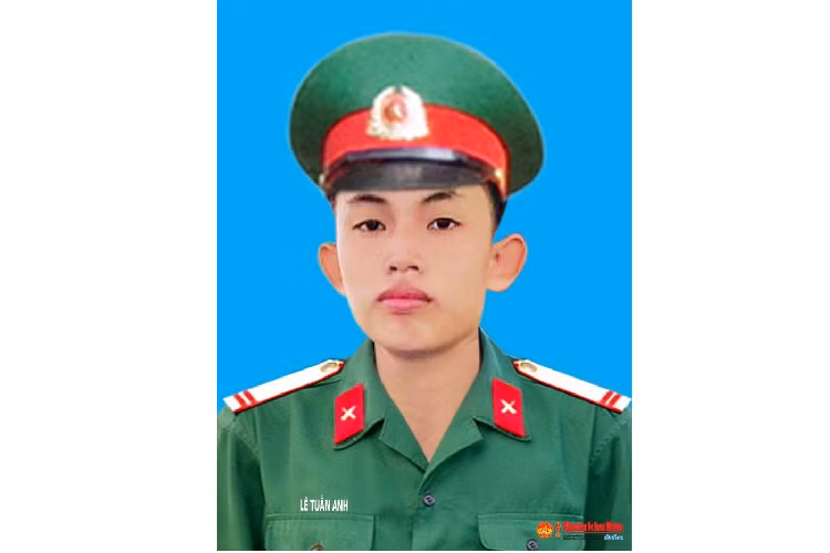 Trung sĩ, liệt sĩ Lê Tuấn Anh (SN 2000), Chiến sĩ, Phòng Tham mưu - Kế hoạch. Quê quán: Gio Mai, Gio Linh, Quảng Trị. Huân chương Bảo vệ Tổ quốc hạng Ba; Huy hiệu “Tuổi trẻ Dũng cảm”. Lễ an táng tổ chức vào ngày 22/10 tại Nghĩa trang thôn Phường Cội, xã Cam Thành, huyện Cam Lộ, tỉnh Quảng Trị.
