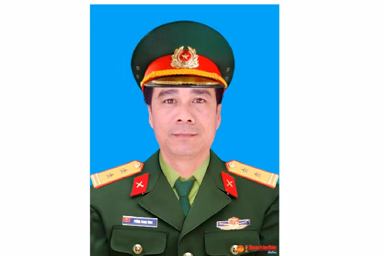 Trung tá, liệt sĩ Phùng Thanh Tùng (SN 1979), Trợ lý Tổ chức Lao động Tiền lương, Phòng Tham mưu - Kế hoạch. Quê quán: Nghi Hương, Cửa Lò, Nghệ An. Huân chương Bảo vệ Tổ quốc hạng Nhì; Huy chương Chiến sỹ vẻ vang hạng Nhất, Nhì, Ba. Lễ an táng tổ chức vào ngày 24/10 tại Nghĩa trang Liệt sĩ phường Nghi Hải, thị xã Cửa Lò, tỉnh Nghệ An.
