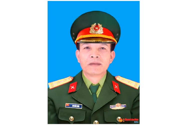 Trung tá quân nhân chuyên nghiệp, liệt sĩ Bùi Đình Toản (SN 1970), Lái xe ô tô, Phòng Tham mưu - Kế hoạch. Quê quán: Quỳnh Thiện, Hoàng Mai, Nghệ An. Huân chương Bảo vệ Tổ quốc hạng Nhì; Huy chương Quân kỳ Quyết thắng; Huy chương Chiến sỹ vẻ vang hạng Nhất, Nhì, Ba. Lễ an táng tổ chức vào ngày 24/10 tại Nghĩa trang Liệt sĩ thị xã Hoàng Mai, tỉnh Nghệ An. 