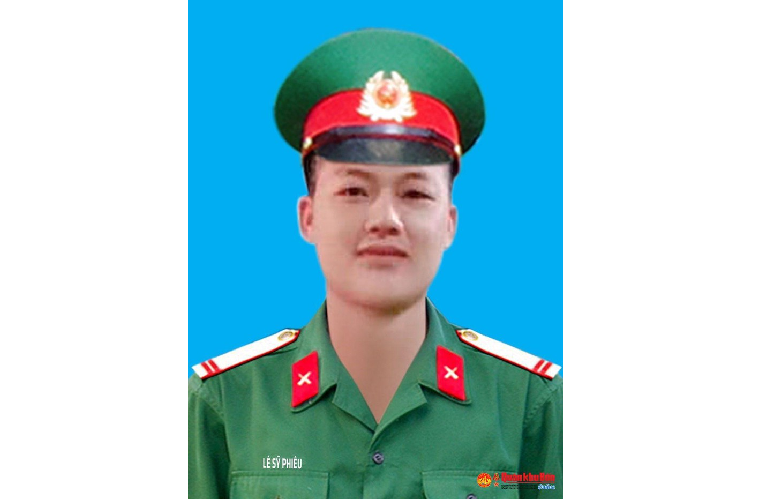 Trung sĩ, liệt sĩ Lê Sỹ Phiêu (SN 1997), Chiến sĩ, Phòng Tham mưu - Kế hoạch. Quê quán: Thuần Thiện, Can Lộc,Hà Tĩnh. Huân chương Bảo vệ Tổ quốc hạng Ba; Huy hiệu “Tuổi trẻ Dũng cảm”. Lễ an táng tổ chức vào ngày 24/10 tại Nghĩa trang gia đình, xã Thuần Thiện, huyện Can Lộc, tỉnh Hà Tĩnh.