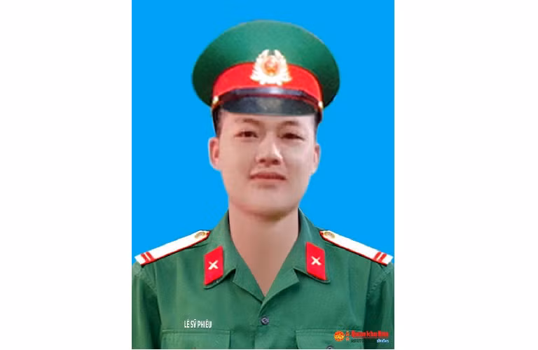 Trung sĩ, liệt sĩ Lê Sỹ Phiêu (SN 1997), Chiến sĩ, Phòng Tham mưu - Kế hoạch. Quê quán: Thuần Thiện, Can Lộc,Hà Tĩnh. Huân chương Bảo vệ Tổ quốc hạng Ba; Huy hiệu “Tuổi trẻ Dũng cảm”. Lễ an táng tổ chức vào ngày 24/10 tại Nghĩa trang gia đình, xã Thuần Thiện, huyện Can Lộc, tỉnh Hà Tĩnh.