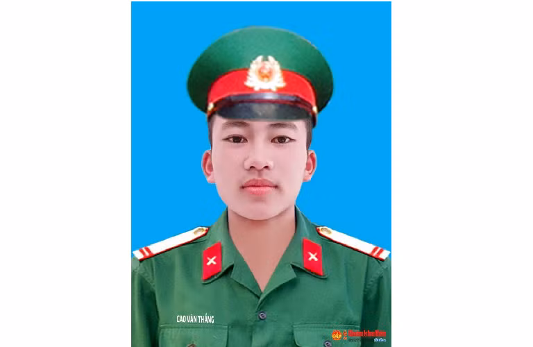 Trung sĩ, liệt sĩ Cao Văn Thắng (SN 2000), Chiến sĩ, Phòng Tham mưu - Kế hoạch. Quê quán: Hương Đô, Hương Khê, Hà Tĩnh. Huân chương Bảo vệ Tổ quốc hạng Ba; Huy hiệu “Tuổi trẻ Dũng cảm”. Lễ an táng tổ chức vào ngày 23/10 tại Nghĩa địa dòng họ, xã Hương Đô, huyện Hương Khê, tỉnh Hà Tĩnh.