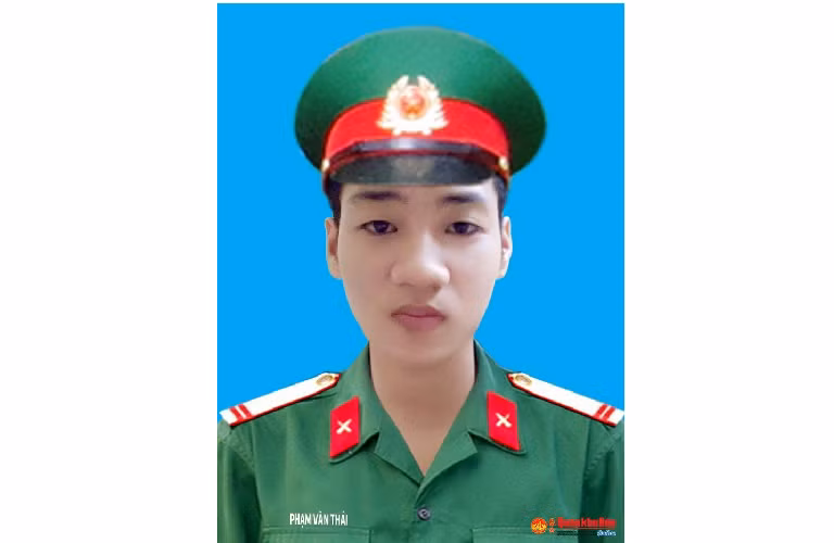 Trung sĩ, liệt sĩ Phạm Văn Thái (SN 1999), Chiến sĩ, Phòng Tham mưu - Kế hoạch. Quê quán: Hải Thành, Đồng Hới, Quảng Bình. Huân chương Bảo vệ Tổ quốc hạng Ba; Huy hiệu “Tuổi trẻ Dũng cảm”. Lễ an táng tổ chức vào ngày 23/10 tại Nghĩa trang xã Bảo Ninh, thành phố Đồng Hới, tỉnh Quảng Bình.