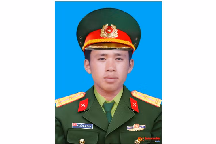 Thiếu tá quân nhân chuyên nghiệp, liệt sĩ Nguyễn Cảnh Trung (SN 1978), Nhân viên Văn thư Bảo mật, Phòng Tham mưu - Kế hoạch. Quê quán: xã Thượng Sơn, huyện Đô Lương, tỉnh Nghệ An. Huân chương Bảo vệ Tổ quốc hạng Ba; Huy chương Chiến sỹ vẻ vang hạng Nhất, Nhì, Ba. Lễ an táng tổ chức vào ngày 24/10 tại Nghĩa trang xã Thượng Sơn, huyện Đô Lương, tỉnh Nghệ An. 