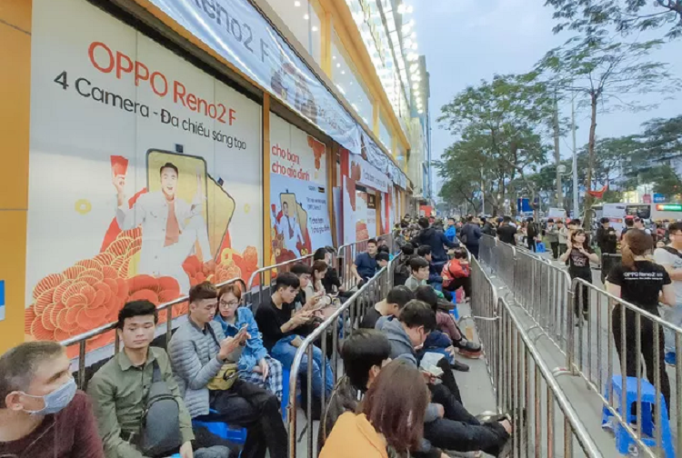 Fan cong nghe Ha Noi xep hang cho mua OPPO Reno2 F