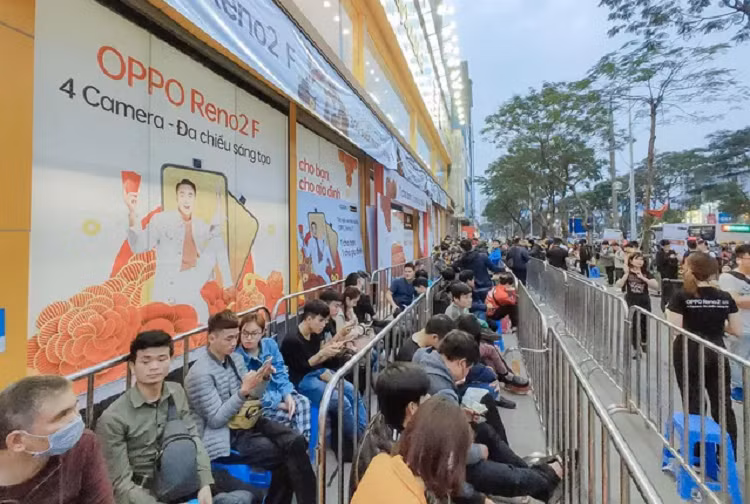 Fan cong nghe Ha Noi xep hang cho mua OPPO Reno2 F
