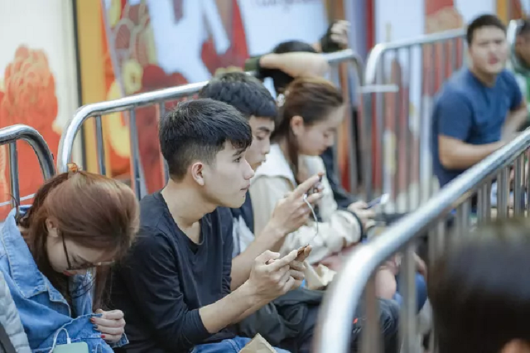 Fan cong nghe Ha Noi xep hang cho mua OPPO Reno2 F-Hinh-2