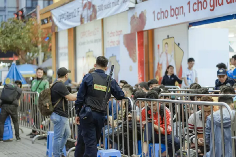 Fan cong nghe Ha Noi xep hang cho mua OPPO Reno2 F-Hinh-4